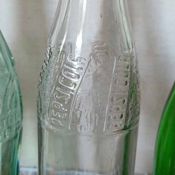 Lot of 3 Soda Bottles, 7 Up, Pepsi  and Coca Cola - Picture 3 of 12